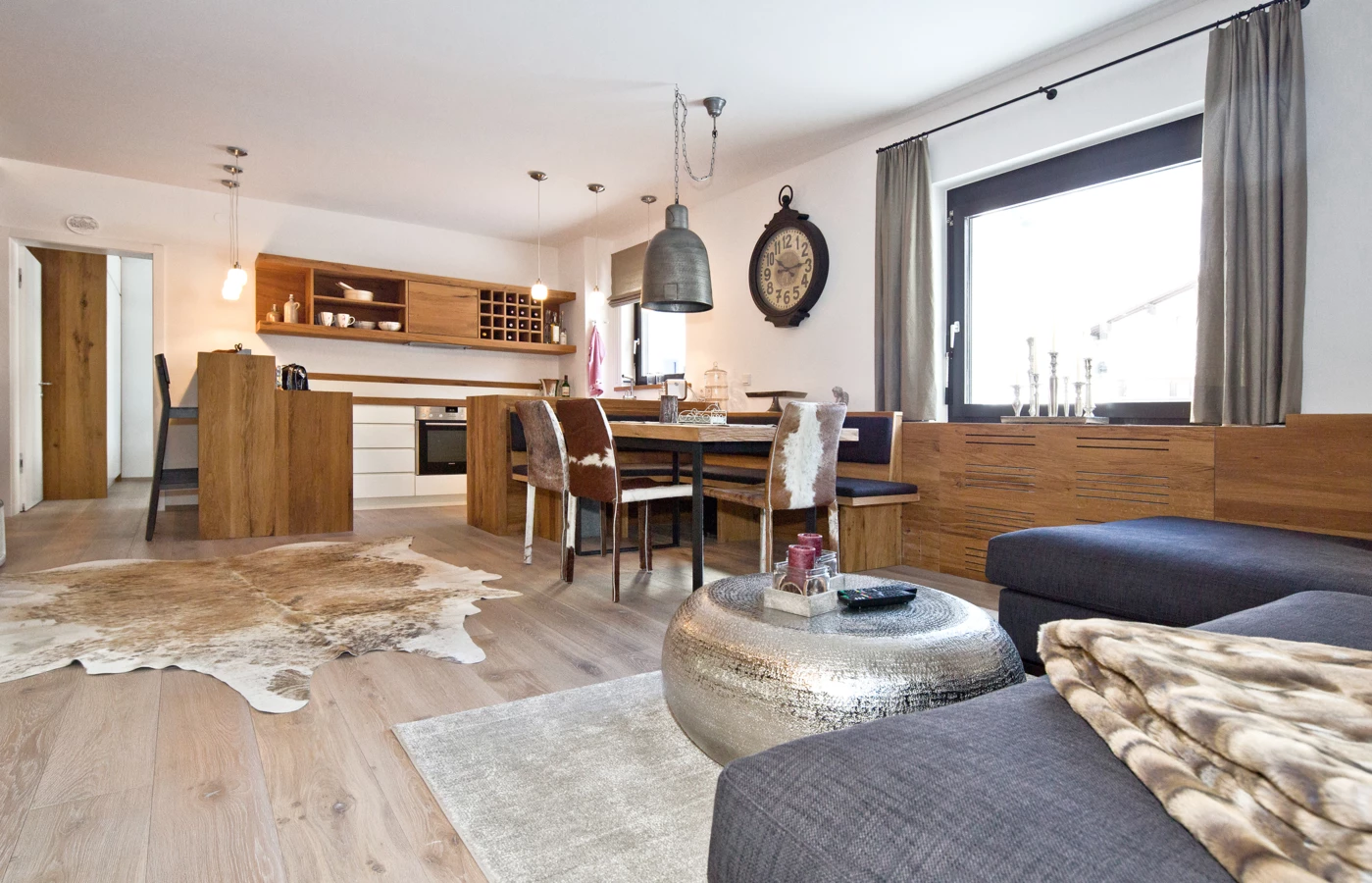 Ferienwohnung Zürs Generalsanierung mit Couch, Tisch, Stühlen und Lampe Ferienwohnung Zürs Generalsanierung mit Couch, Tisch, Stühlen und Lampe