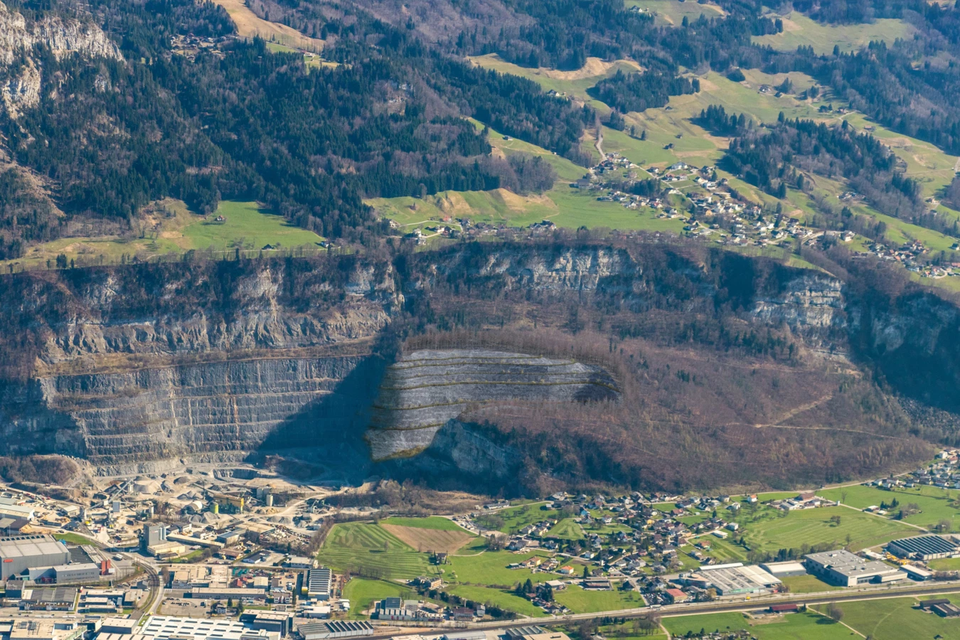 Visualisierung der sechsten und letzten Etappe: Mit dem Vorhaben hofft die Rhomberg Gruppe darauf, das Rheintal weiter mit Rohstoffen versorgen zu können. Auch Wasserbausteine für den Hochwasserschutz können hier gewonnen werden.