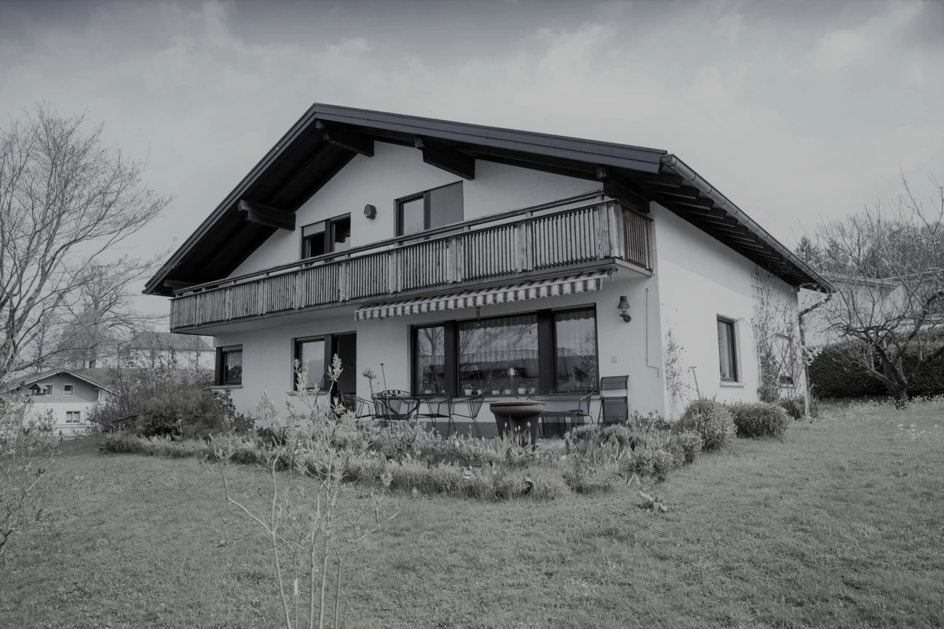 Das Mehrfamilienhaus Hohenweiler vor dem Umbau und Sanierung. Das Mehrfamilienhaus Hohenweiler vor dem Umbau und Sanierung.