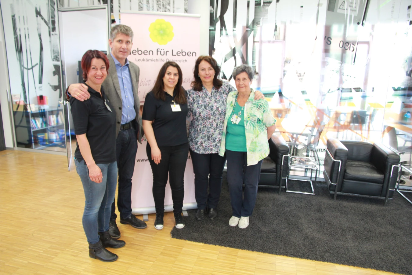 Das Team rund um die Typisierungsaktion (v. l.): Susanne Marosch (GfL), Martin Summer, Selen Düz (GfL), Dr. Agnes Thurnher, Herlinde Marosch (GfL) Das Team rund um die Typisierungsaktion (v. l.): Susanne Marosch (GfL), Martin Summer, Selen Düz (GfL), Dr. Agnes Thurnher, Herlinde Marosch (GfL)