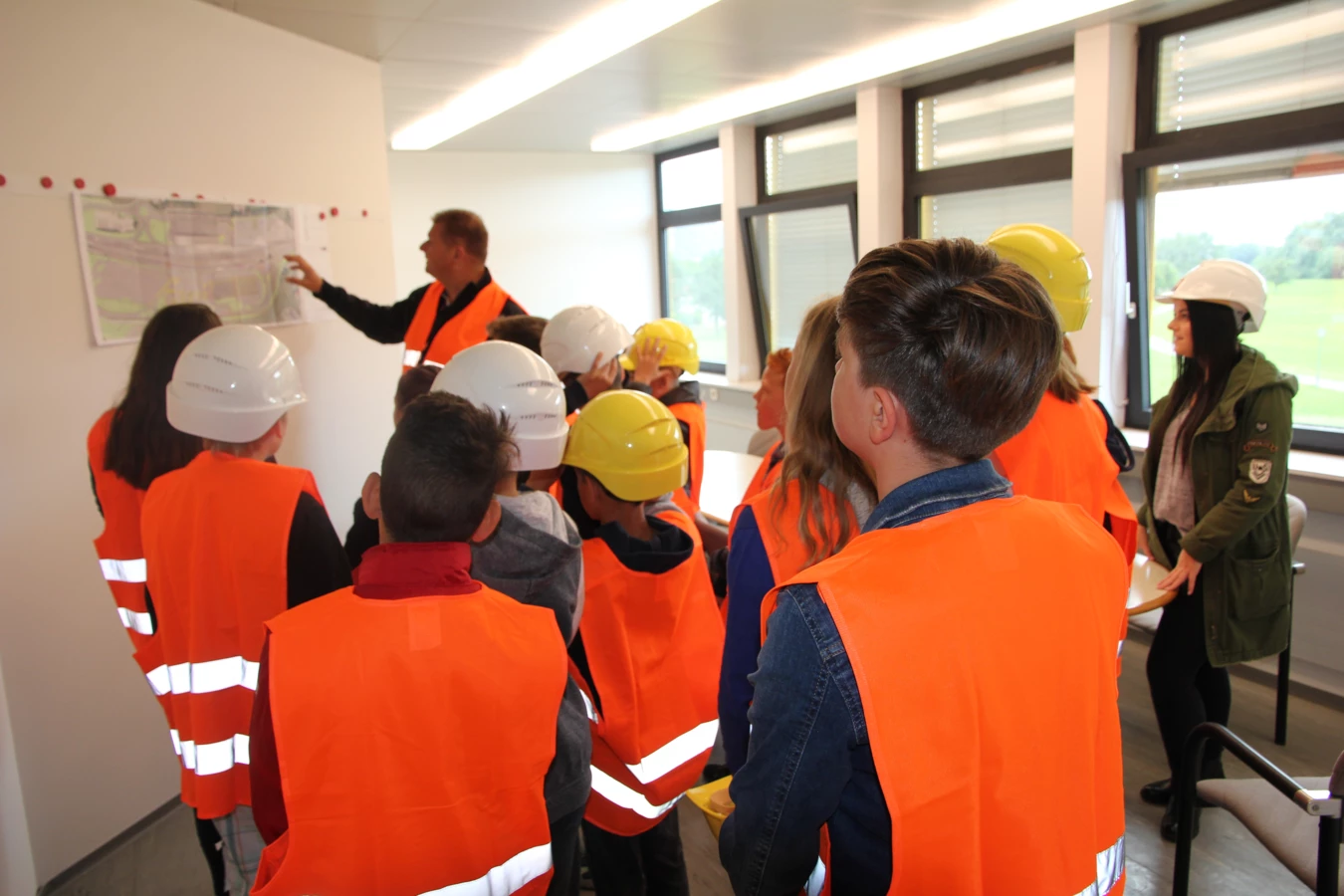 Die Teilnehmer des Vorarlberger Zukunftstages konnten sich auf der Baustelle der Raststation Hörbranz selbst ein Bild vom Baustellenalltag machen.