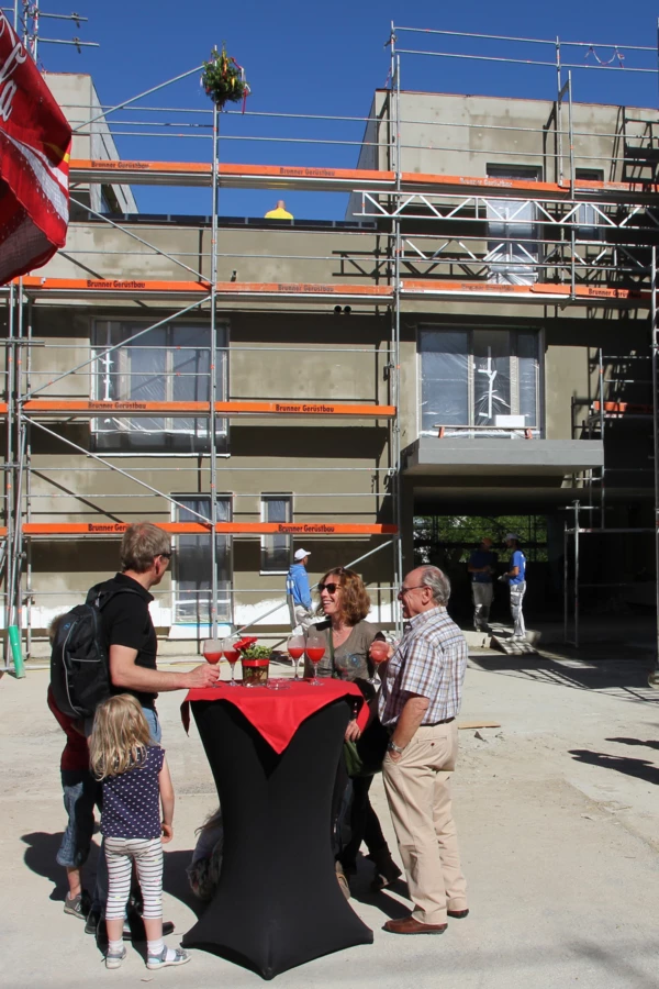 Die Wohnungseigentümer feiern mit und freuen sich auf ihr neues Zuhause.