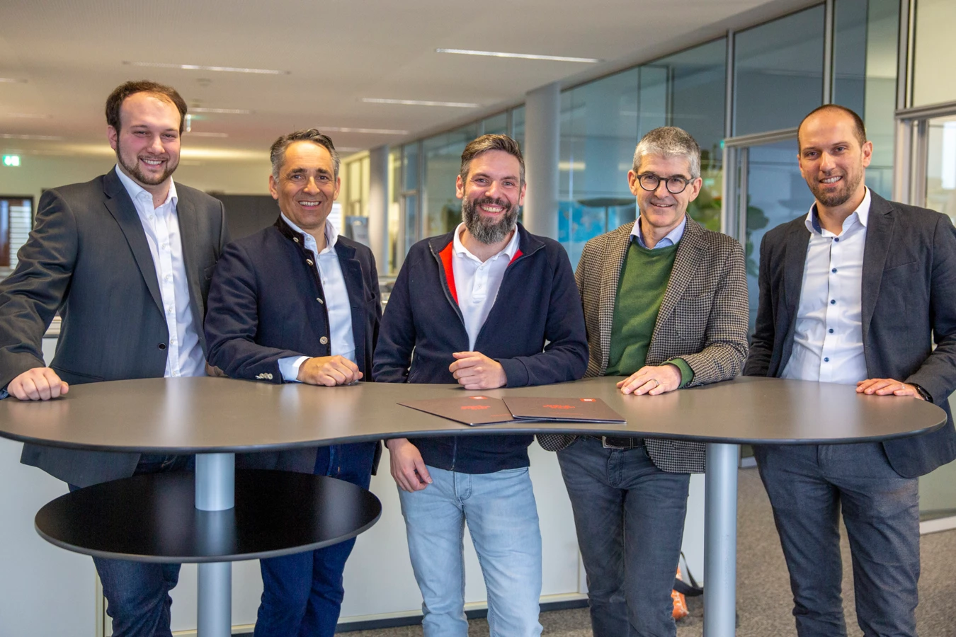 Bieten gemeinsam „nachhaltige Lösungen für den Wohnungsmarkt“ an (v. l. n. r.): Alexander Hilbe, Geschäftsführer WoodRocks Bau GmbH, die drei Gesellschafter-Vertreter Hubert Rhomberg, Stefan Schrenk und Ernst Thurnher sowie WoodRocks-Geschäftsführer Matthias Frick. Bieten gemeinsam „nachhaltige Lösungen für den Wohnungsmarkt“ an (v. l. n. r.): Alexander Hilbe, Geschäftsführer WoodRocks Bau GmbH, die drei Gesellschafter-Vertreter Hubert Rhomberg, Stefan Schrenk und Ernst Thurnher sowie WoodRocks-Geschäftsführer Matthias Frick.