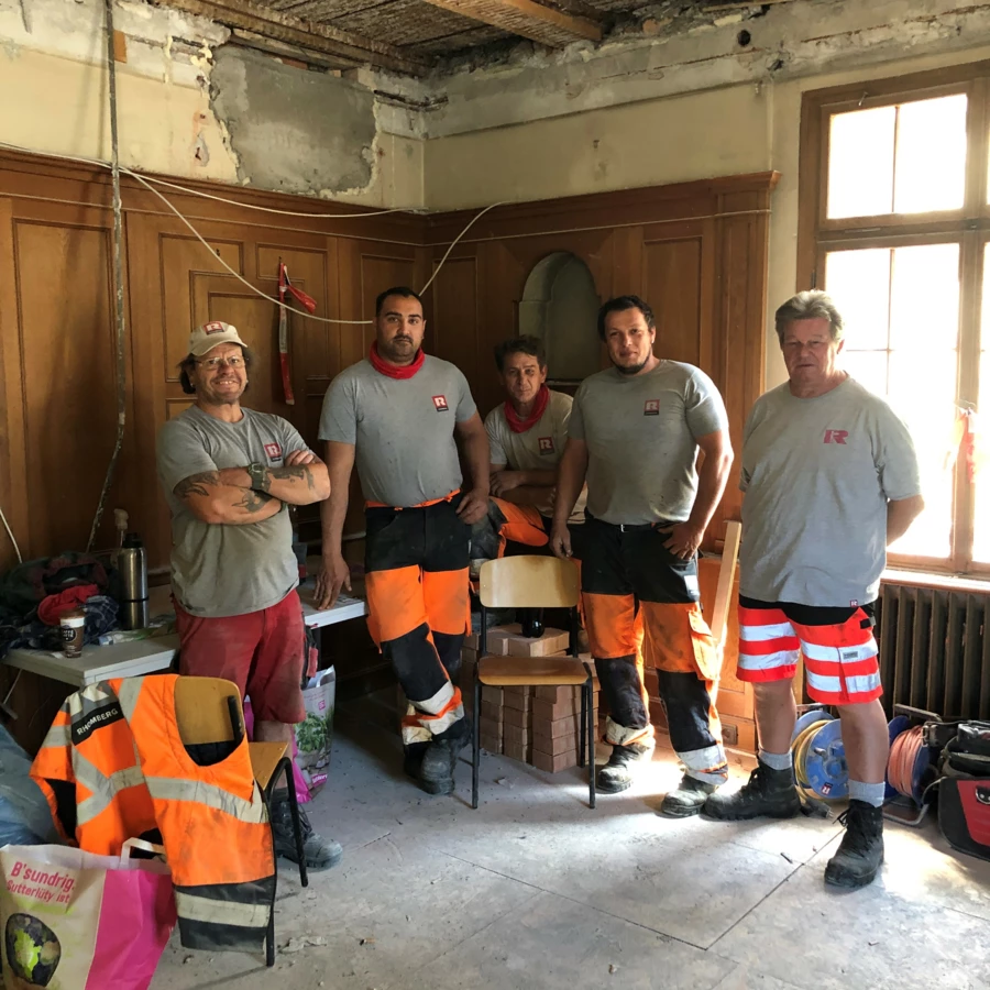 Den Arbeitern von Rhomberg Bau verdanke ich den Zubau und viele Kleinigkeiten rund um mein Projekt. Den Arbeitern von Rhomberg Bau verdanke ich den Zubau und viele Kleinigkeiten rund um mein Projekt.