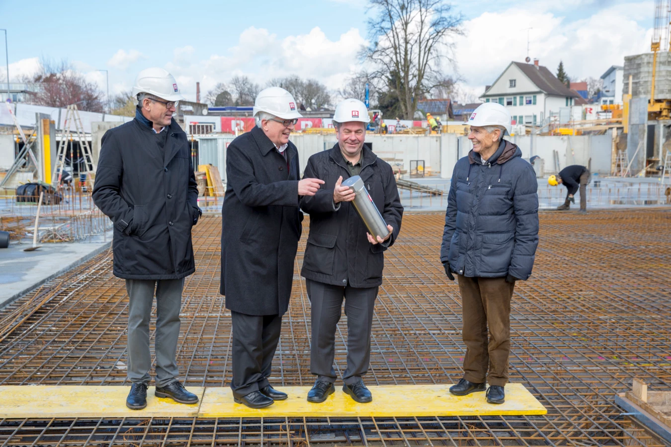 Bei der Grundsteinlegung: Martin Summer, Geschäftsführer von Rhomberg Bau, Bürgermeister Michael Simma, Erich Mayer, Geschäftsführer Wohnbauselbsthilfe, und Walter-Heinz Rhomberg (v. l. n. r.) auf dem Baufeld des „Bäumlequartiers am See“.