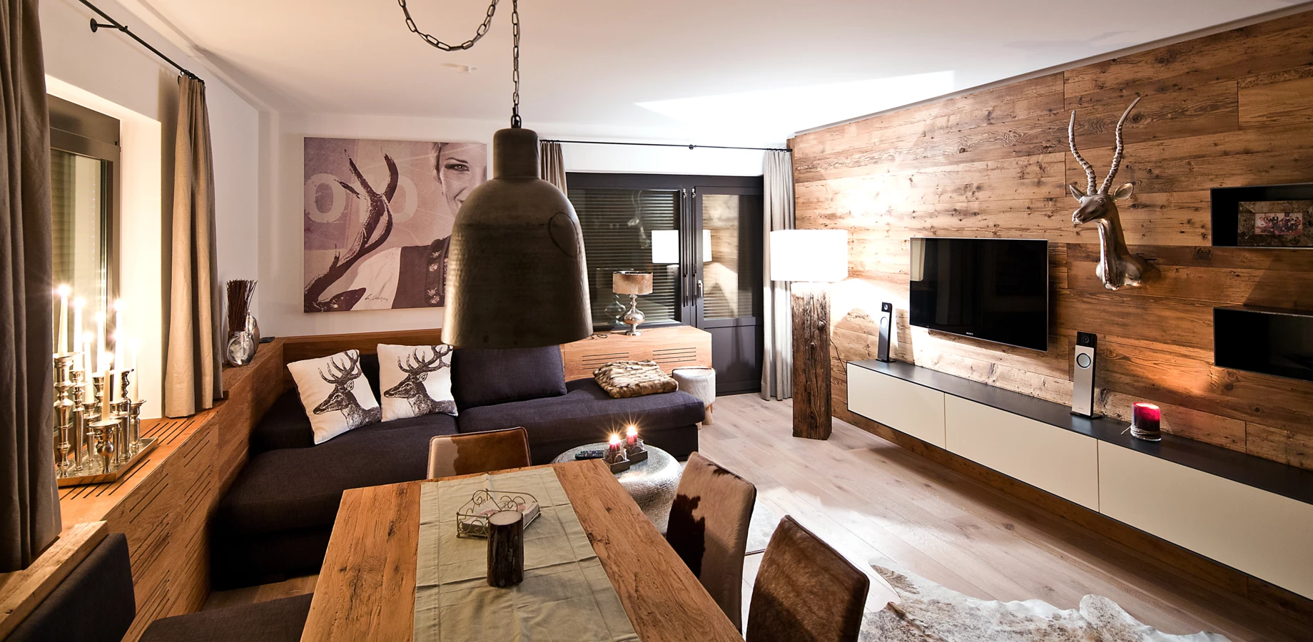Ferienwohnung Zürs Generalsanierung mit Esstisch, Couch, Fernseher, Lampe und Stühlen Ferienwohnung Zürs Generalsanierung mit Esstisch, Couch, Fernseher, Lampe und Stühlen