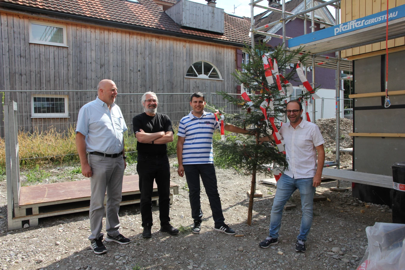 Gruppenbild mit Firstbaum: Bürgermeister Thomas Pinter, Architekt Martin Rümmele, Bauleiter Mitar Simikic und Prokurist Jürgen Loacker von der Wohnbauselbsthilfe feierten die Dachgleiche ihres Wohnbauprojekts in der Herrengasse.