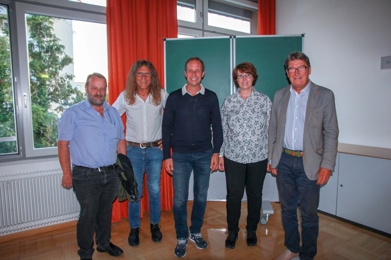 Hatten viel Freude an der Schlüsselübergabe: Wohnungsreferent Egon Berchtold, Vize-Bürgermeister Bernhard Amann und Bürgermeister Dieter Egger von der Stadt Hohenems sowie Alexandra Schalegg und Ing. Wilhelm Muzyczyn von der Alpenländischen Heimstätte (v. l. n. r.)