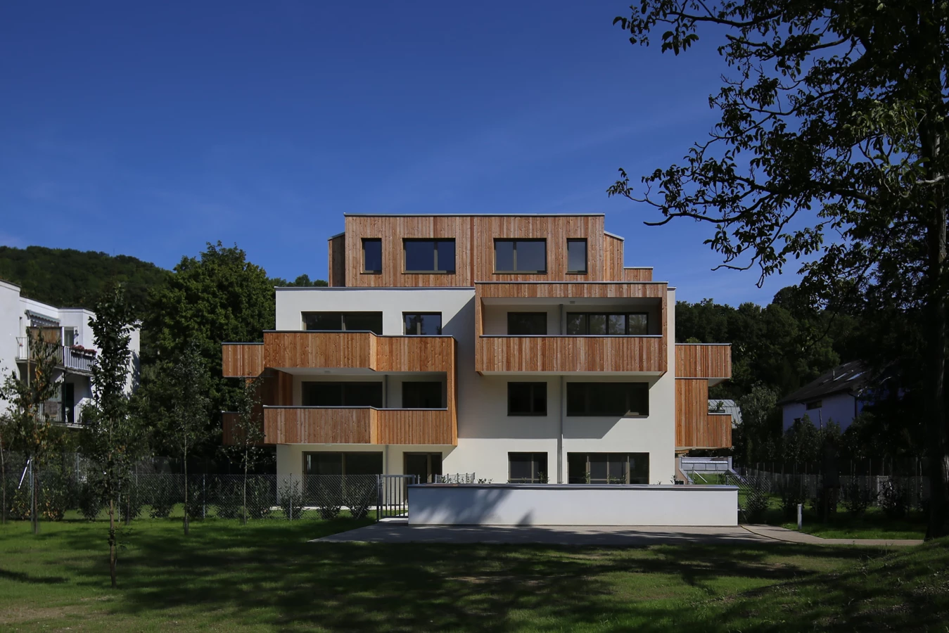 TROY_ALTM (6) Aussenansicht mit Wiese, Bäumen und blauem Himmel TROY_ALTM (6) Aussenansicht mit Wiese, Bäumen und blauem Himmel