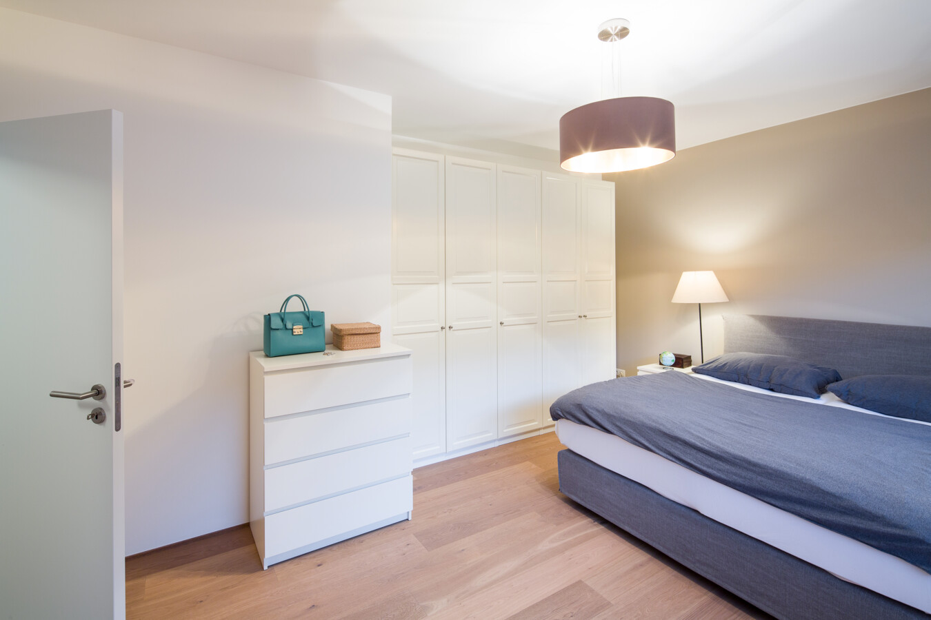 Wohnung Lochau Generalsanierung Schlafzimmer mit Bett und Kommode