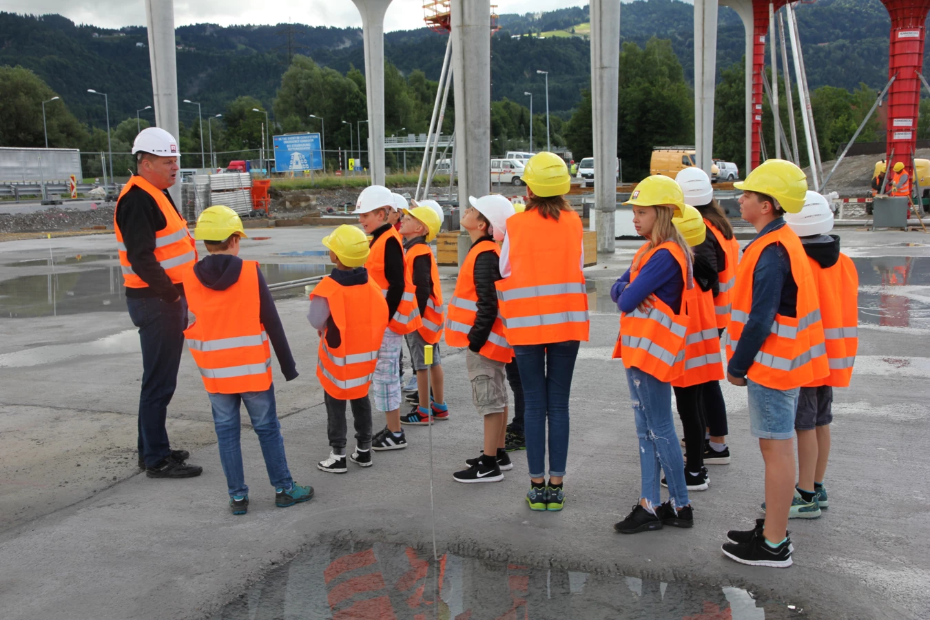 Die Teilnehmer des Vorarlberger Zukunftstages konnten sich auf der Baustelle der Raststation Hörbranz selbst ein Bild vom Baustellenalltag machen.