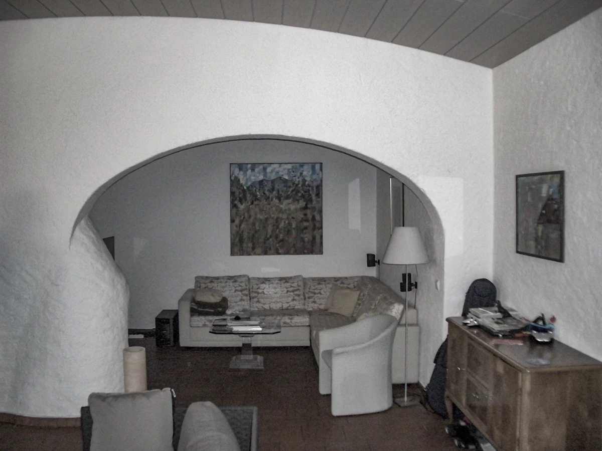 Das Wohnhaus vor der Sanierung. Das Wohnhaus vor der Sanierung.