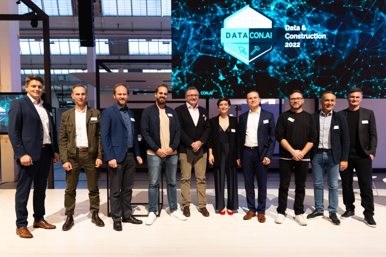 Speaker und Gastgeber der DataCon 2022 im Zumtobel Lichtforum Dornbirn (v.l.): Thomas Ölz (Zumtobel Group), Philipp Dohmen (Amberg Group), Gerhard Höfinger, Marco Xaver Bornschlegl (beide STRABAG), Thomas Pöll (SOLID – Wirtschaft und Technik am Bau), Stephanie Hollenstein (Rhomberg Bau), Uwe Schönfelder (Goldbeck), Brian Ringley (Boston Dynamics), Hubert Rhomberg und Manuel Eugster (beide Rhomberg Bau). Online dabei (nicht am Bild): Sarah Buchner (Trunk Tools) und Jan-Hendrik Goldbeck (Goldbeck).  