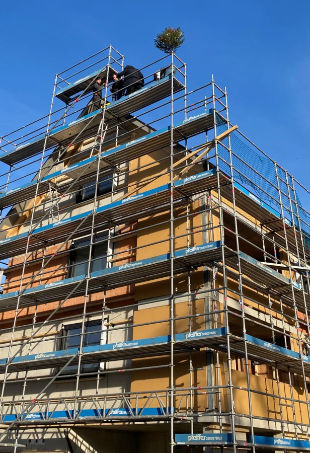 Mit dem Stellen des Firstbaums feierten Generalunternehmer Rhomberg Bau und Bauherr Florian Schertler den „Höhepunkt“ ihres gemeinsamen Bauprojekts. Bildnachweis: Rhomberg Bau
 Mit dem Stellen des Firstbaums feierten Generalunternehmer Rhomberg Bau und Bauherr Florian Schertler den „Höhepunkt“ ihres gemeinsamen Bauprojekts. Bildnachweis: Rhomberg Bau