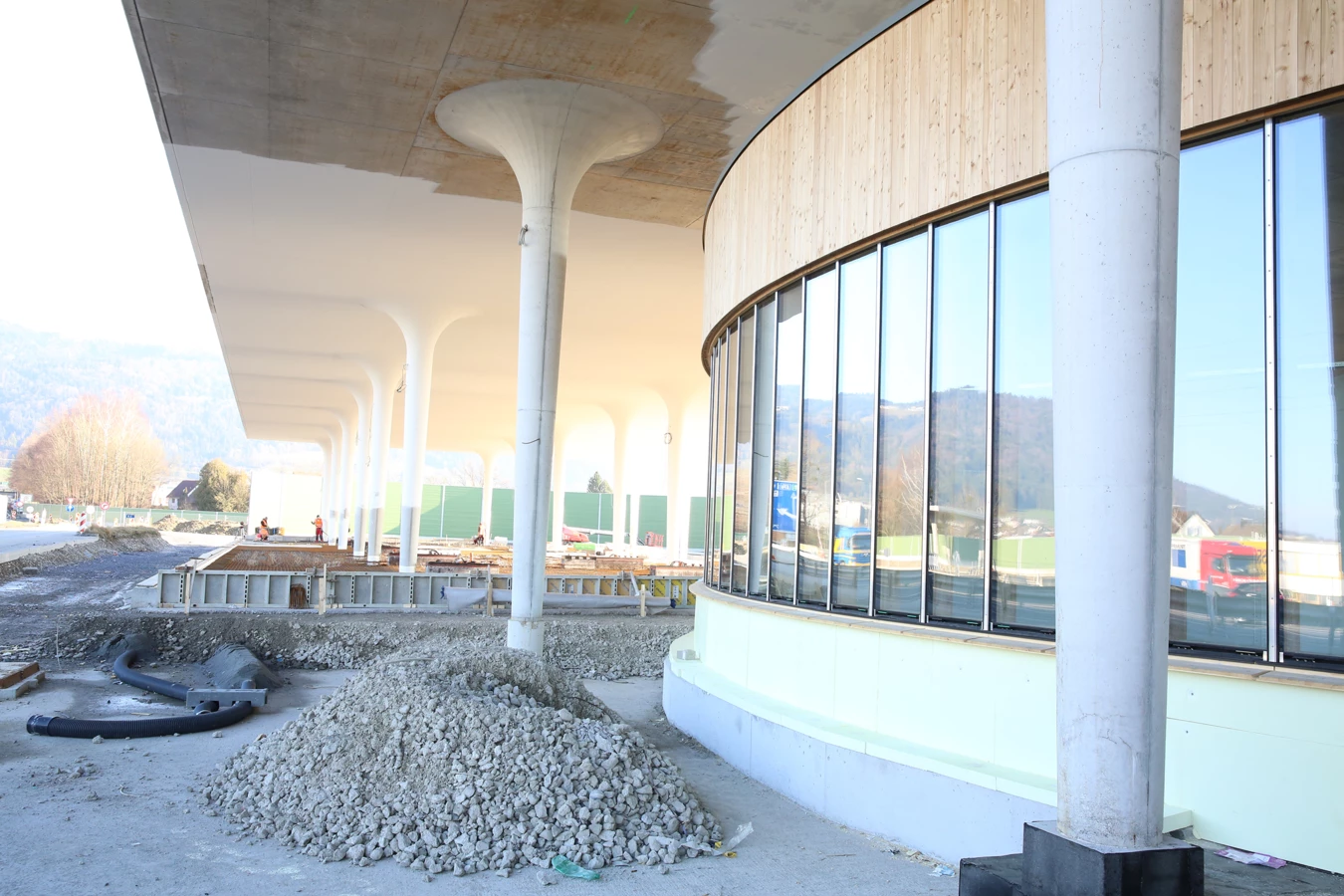 Raststation Bodensee Hörbranz Rhomberg Bau mit Kieshaufen