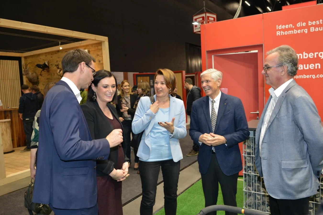 Bei der Eröffnung der com:bau: Vorarlbergs Landeshauptmann Markus Wallner, Bundesministerin Elisabeth Köstinger, Dornbirns Bürgermeisterin Andrea Kaufmann, Walter-Heinz Rhomberg und Rhomberg Geschäftsführer Peter Greußing (v.l.) (Foto: Landespressestelle Vorarlberg) Bei der Eröffnung der com:bau: Vorarlbergs Landeshauptmann Markus Wallner, Bundesministerin Elisabeth Köstinger, Dornbirns Bürgermeisterin Andrea Kaufmann, Walter-Heinz Rhomberg und Rhomberg Geschäftsführer Peter Greußing (v.l.) (Foto: Landespressestelle Vorarlberg)