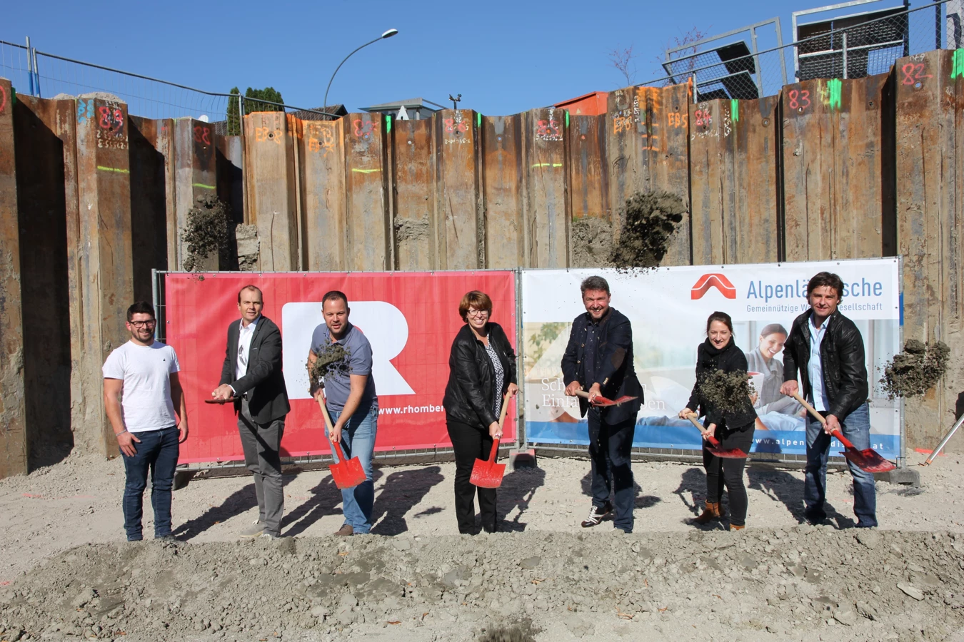 Hoheitlicher Spatenstich bei kaiserlichem Wetter: (v.l.n.r.) Bernhard Fink und Christian Jauk (beide Rhomberg Bau), Markus Allgäuer und Alexandra Schalegg von Bauherr Alpenländische Heimstätte, Bürgermeister Dr. Kurt Fischer, Daniela Fetz und Dieter Vetter von Dieter Vetter Architekten.