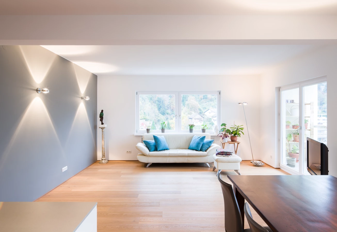 Wohnung Lochau Generalsanierung Wohnzimmer mit Esstisch, Couch und Stühlen