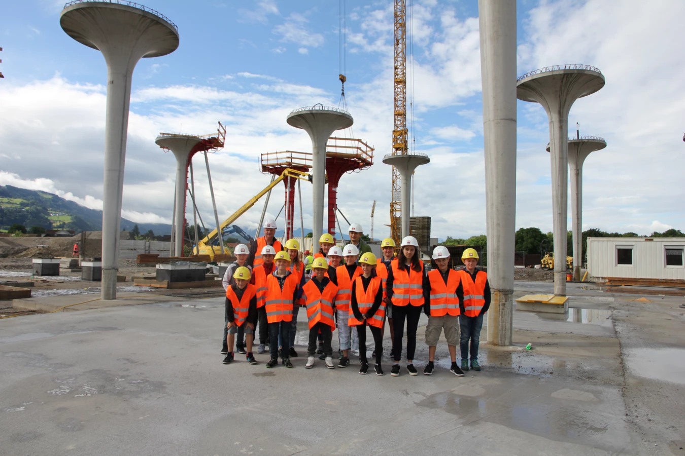 Die Teilnehmer des Vorarlberger Zukunftstages konnten sich auf der Baustelle der Raststation Hörbranz selbst ein Bild vom Baustellenalltag machen.