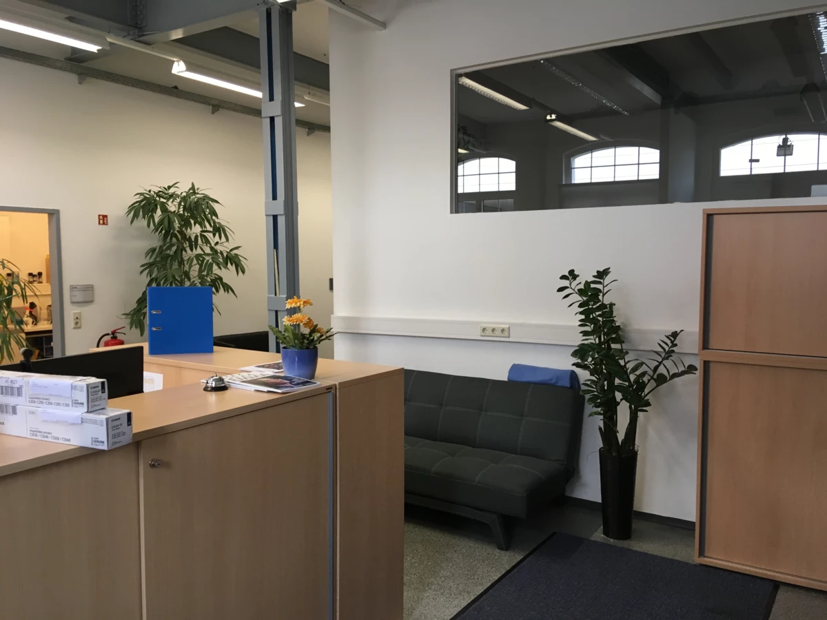 Rhomberg's Fabrik Büro mit Schreibtisch, PC und Pflanzen
