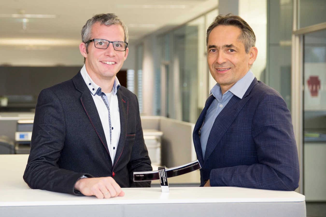 Hubert Rhomberg and Matthias Moosbrugger, Head of Marketing and Communication at the Rhomberg Group, with the Econ-Award.