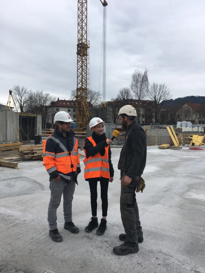 Sara mit unserem Projektleiter und Polier auf der Baustelle. Sara mit unserem Projektleiter und Polier auf der Baustelle.