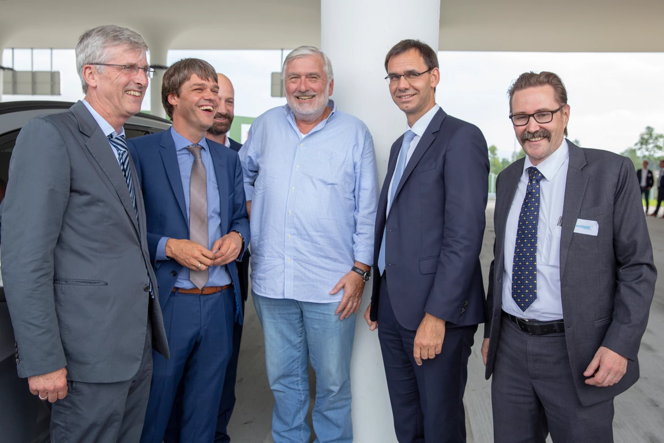 LH Tankwart: Markus Wallner betankte feierlich das Auto von Karl-Heinz  Lensing aus São Paulo, mit seiner Frau gerade auf Europatour und auf dem Weg nach Zürich. Mit dieser Aktion eröffnete der Landeshauptmann offiziell die neue Raststation Bodensee Hörbranz. Die Verantwortlichen der Betreibergesellschaft, der ASFINAG und der Gemeinde gingen ihm dabei tatkräftig zur Hand.