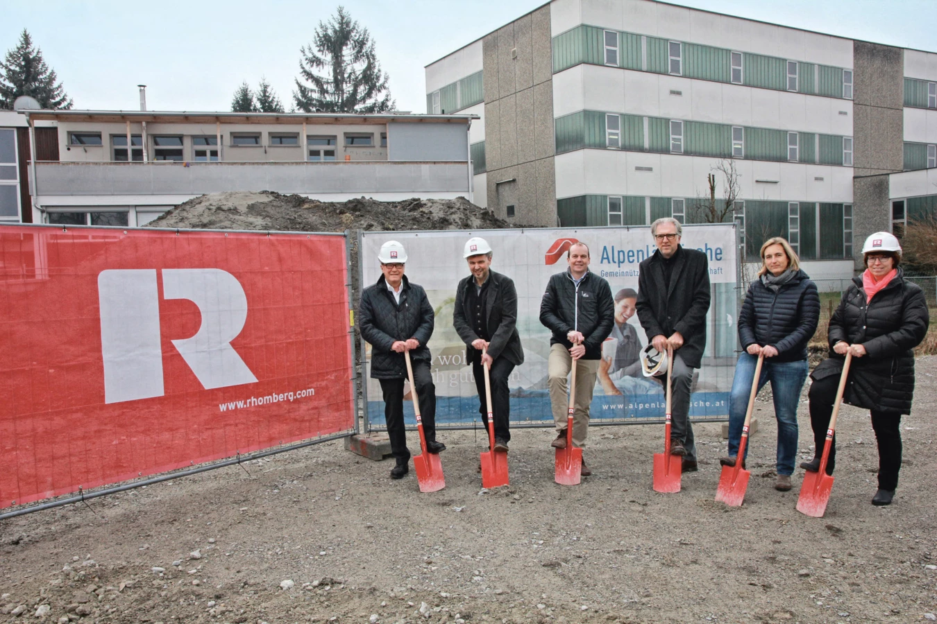 Der feierliche Spatenstich bildete gleichzeitig den Startschuss für zwölf neue Wohn(t)räume. Der feierliche Spatenstich bildete gleichzeitig den Startschuss für zwölf neue Wohn(t)räume.