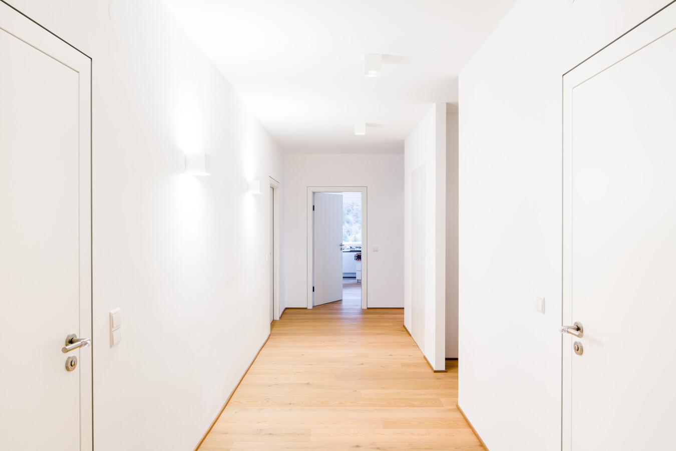 Wohnung Lochau Generalsanierung leerer Flur mit Holzboden Wohnung Lochau Generalsanierung leerer Flur mit Holzboden