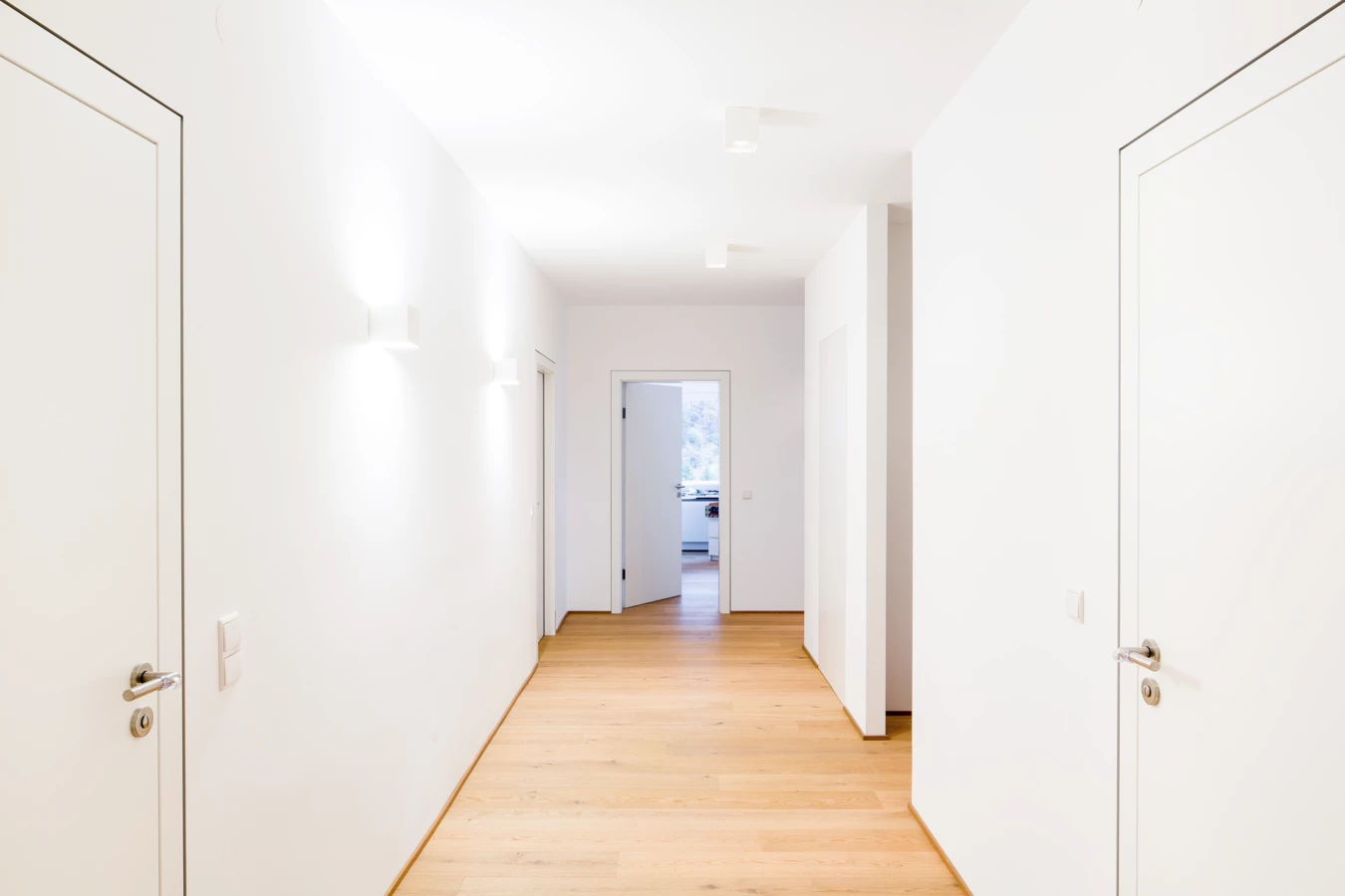 Wohnung Lochau Generalsanierung leerer Flur mit Holzboden