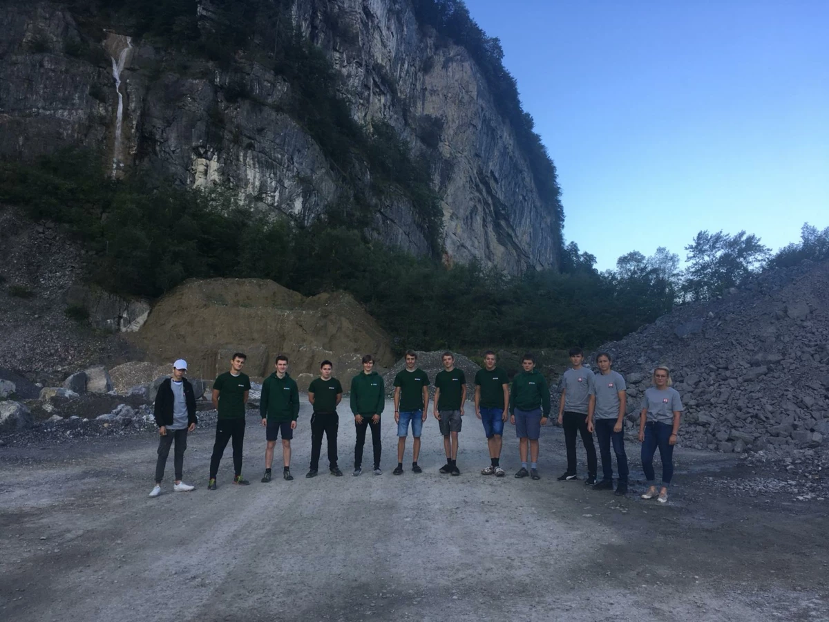 Bild von Lehrlingen 2019 mit Berg im Hintergrund
