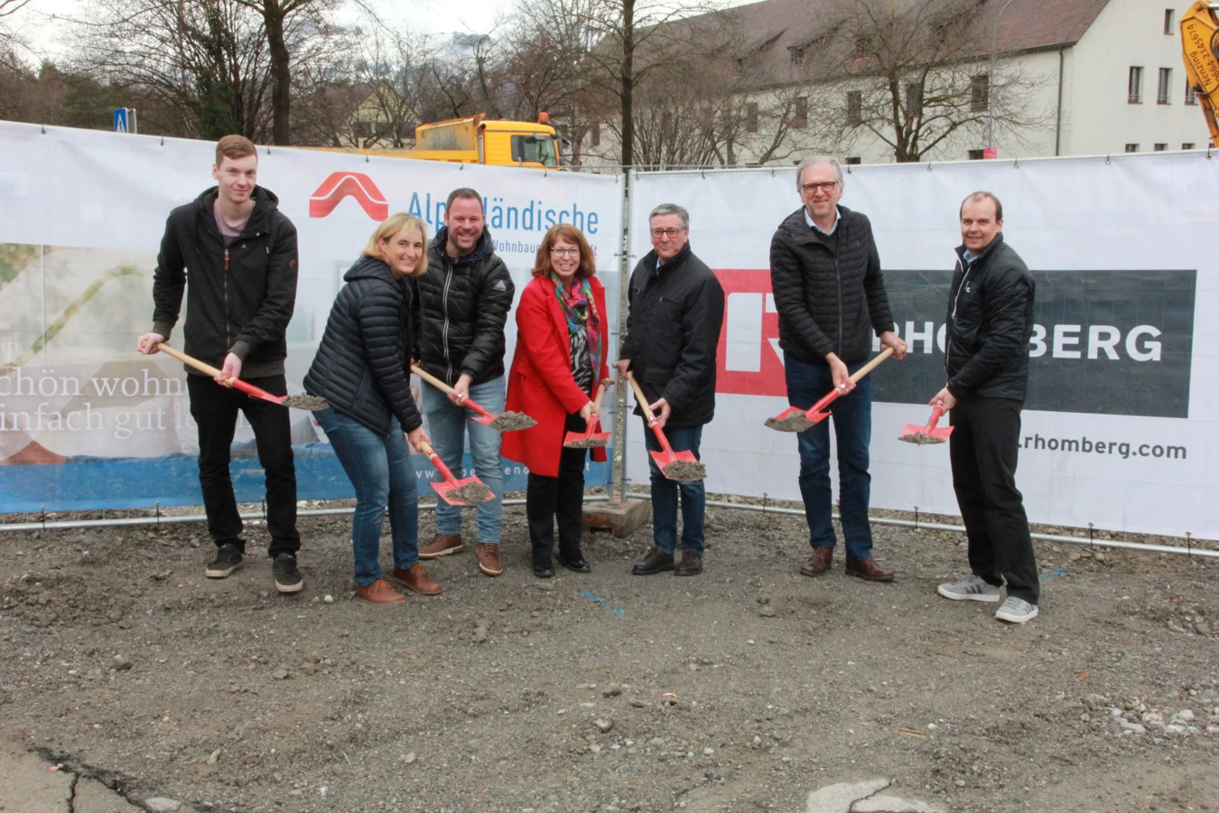 Der Spatenstich in Gisingen fand noch statt: Verantwortliche von Alpenländischer, Rhomberg Bau, Gemeinde und Architekt auf dem Baufeld in der Oberaustraße.