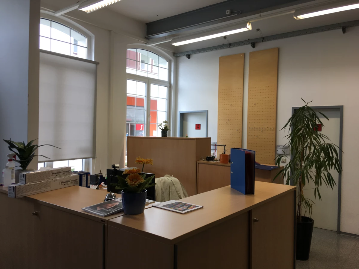 Rhomberg's Fabrik Büro mit Schreibtisch, PC und Fenster 3 Rhomberg's Fabrik Büro mit Schreibtisch, PC und Fenster 3