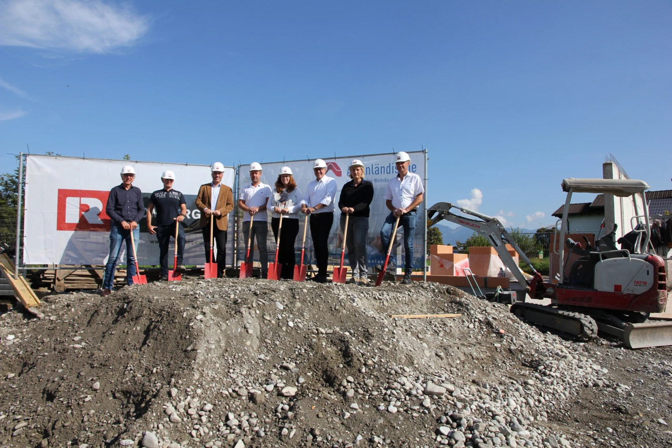 In Nofels feierten die Verantwortlichen von AGW, Rhomberg Bau und der Gemeinde gestern den Baustart einer modernen Wohnanlage mit 18 Einheiten.