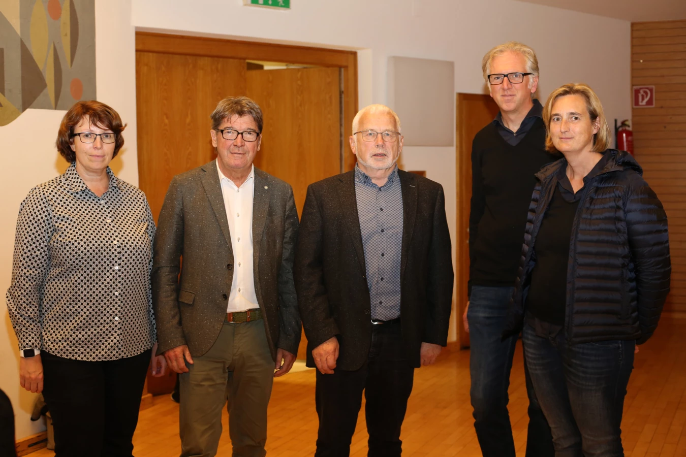 Freuten sich mit den neuen Mietern (v. l. n. r.): Alexandra Schalegg und Ing. Wilhelm Muzyczyn von der Alpenländischen, Bürgermeister Ing. Dietmar Summer sowie die Architekten Reinhard und Eveline Drexel.
Bild: DERFRITZ Grafik und Fotografie e.U. // derfritz.at