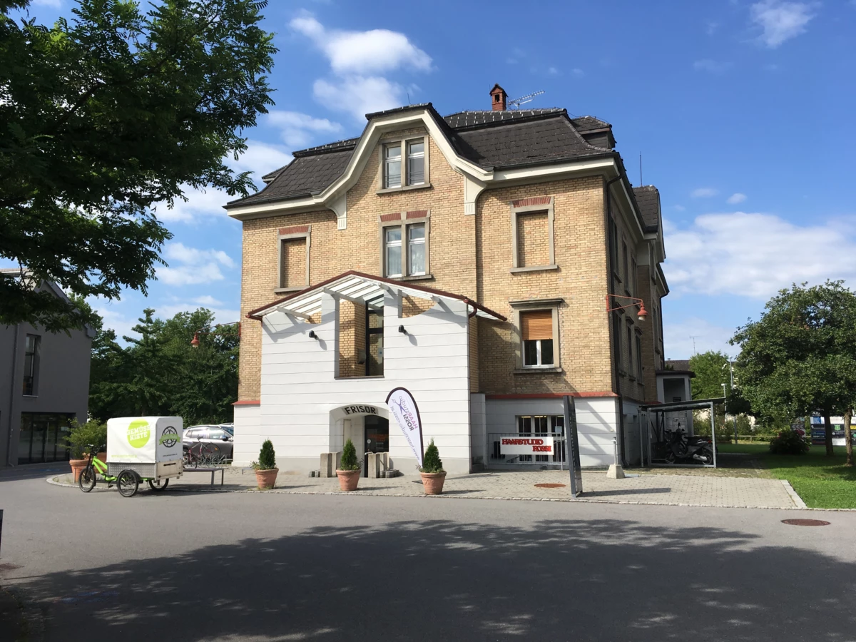 Mädchenheim Aussenansicht mit Baum und Himmel 2 Mädchenheim Aussenansicht mit Baum und Himmel 2