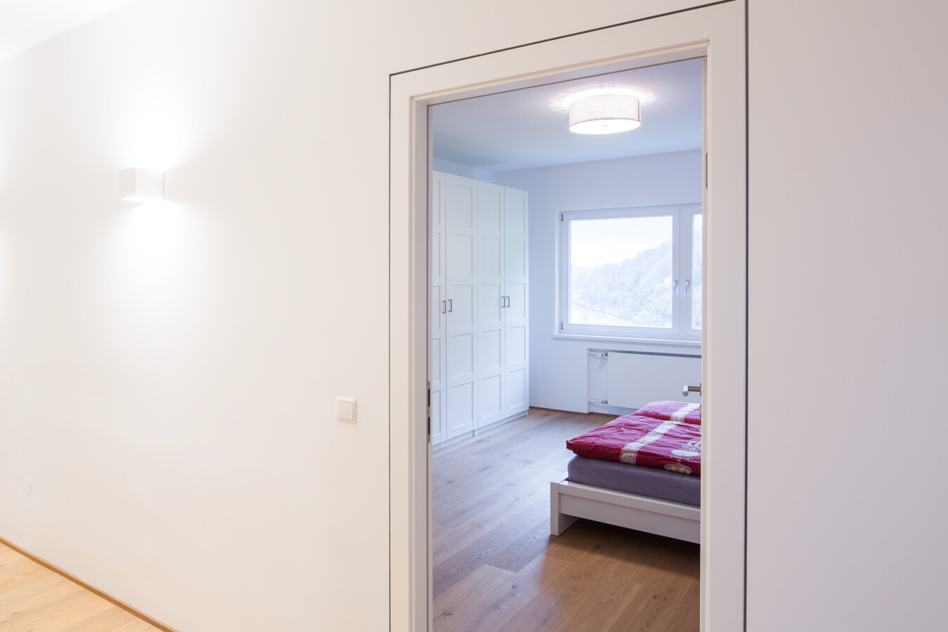 Wohnung Lochau Generalsanierung Flur mit Eingang ins Schlafzimmer