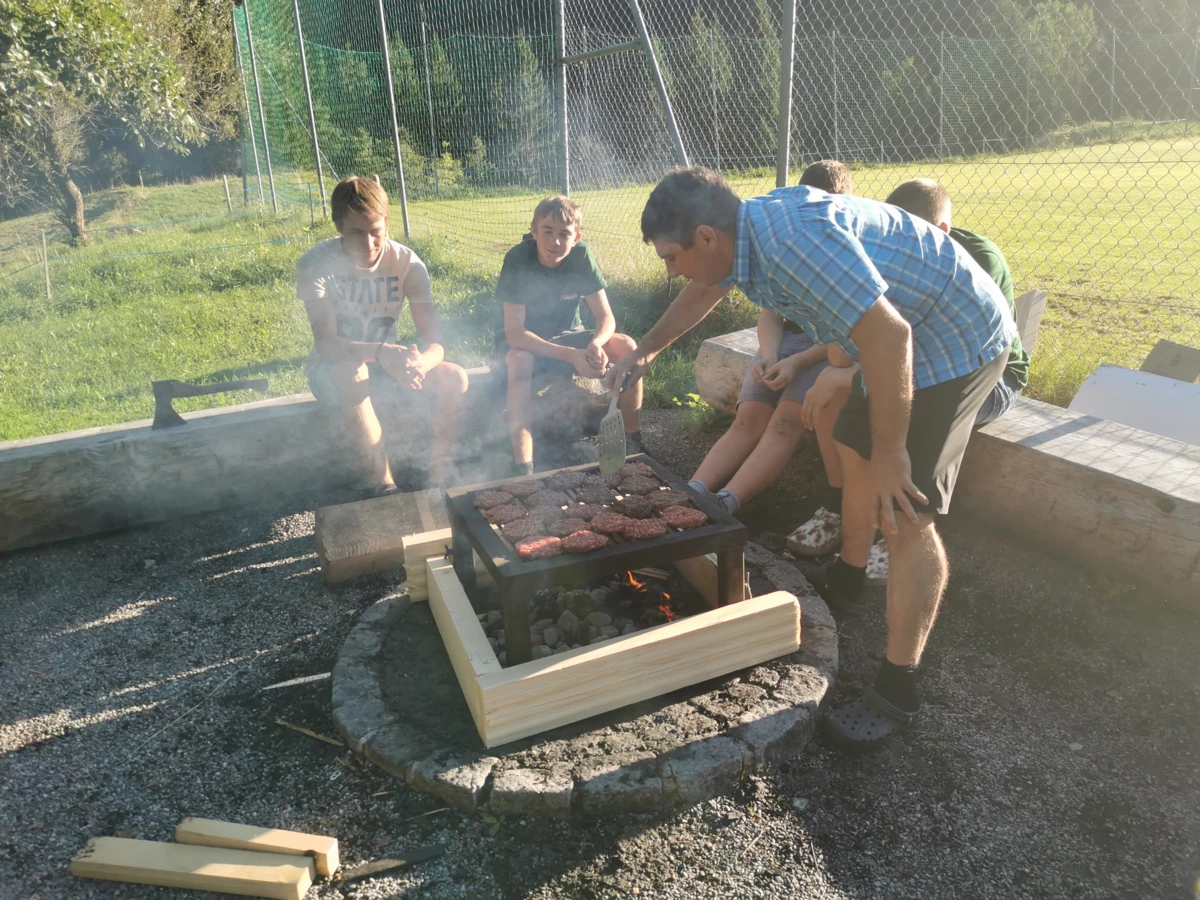 Bild von Lehrlingen 2019 beim Grillen