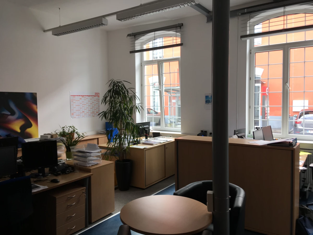 Rhomberg's Fabrik Büro mit Schreibtisch, PC, Fenstern und Pflanzen 2 Rhomberg's Fabrik Büro mit Schreibtisch, PC, Fenstern und Pflanzen 2