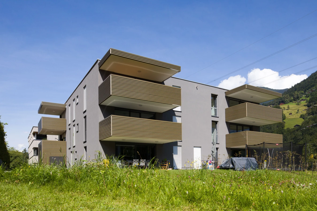 Wohnanlage Bahnhofsstrasse Vandans aussen Wiese 2 Wohnanlage Bahnhofsstrasse Vandans aussen Wiese 2