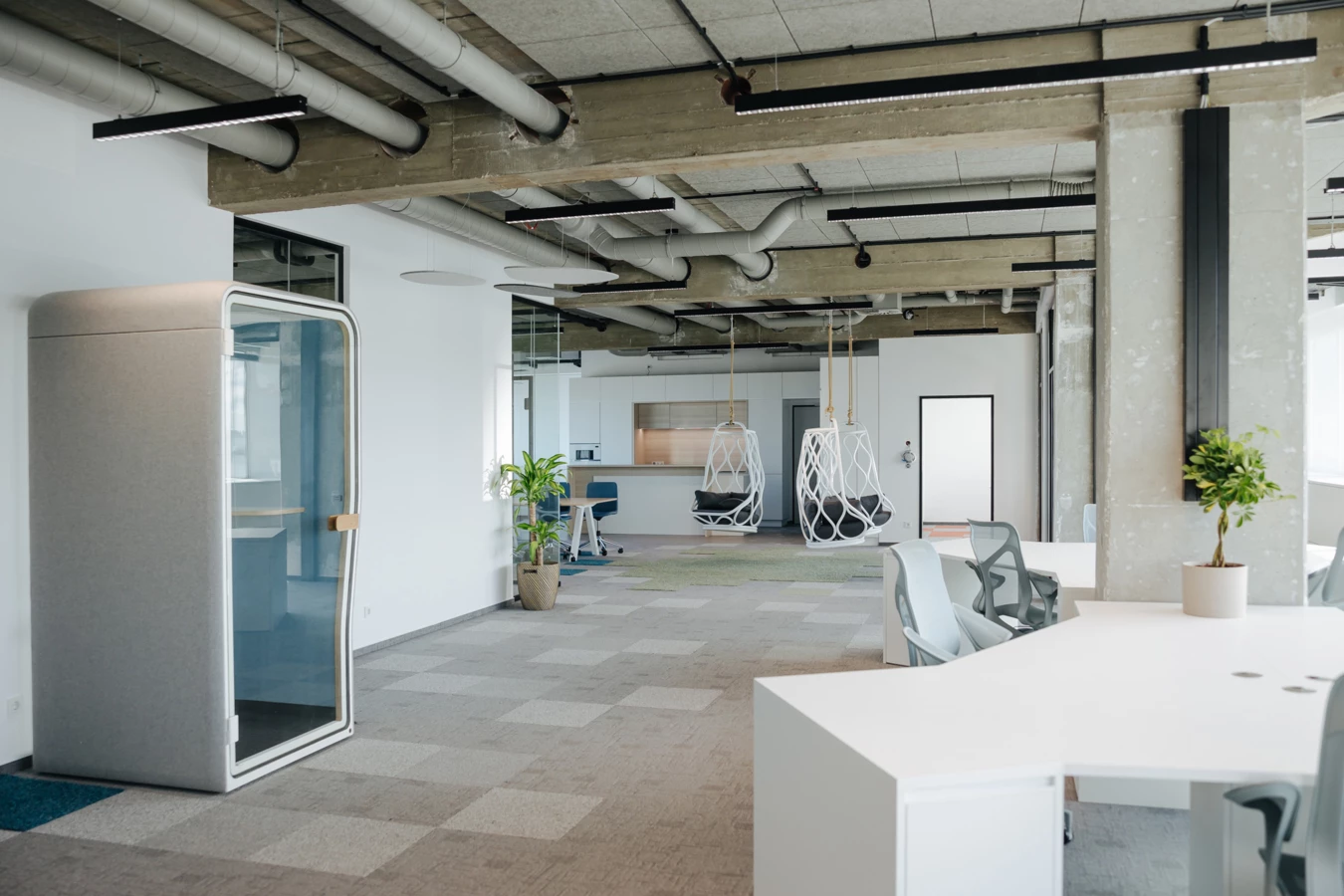 Dank der Unterstützung von Rhomberg Bau Wien können die Parrner und Unternehmen des Climate Lab in ihren Räumlichkeiten nachhaltige Büromöbel von Nornorm nutzen.