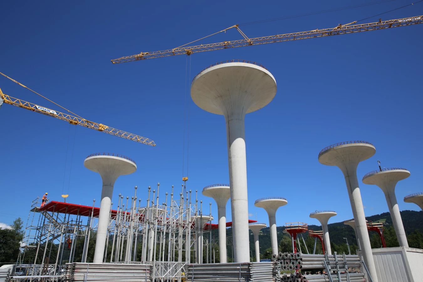 Referenz Raststation Hörbranz Rhomberg Bau Baustelle mit Kränen und Betonsäulen