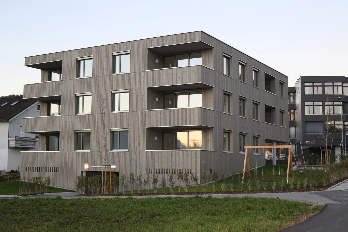 Neun Neue: Im Wyllarweg hat Rhomberg Bau die kleine, aber feine Wohnanlage für die Alpenländische errichtet.
Bild: DERFRITZ Grafik und Fotografie e.U. // derfritz.at Neun Neue: Im Wyllarweg hat Rhomberg Bau die kleine, aber feine Wohnanlage für die Alpenländische errichtet.
Bild: DERFRITZ Grafik und Fotografie e.U. // derfritz.at
