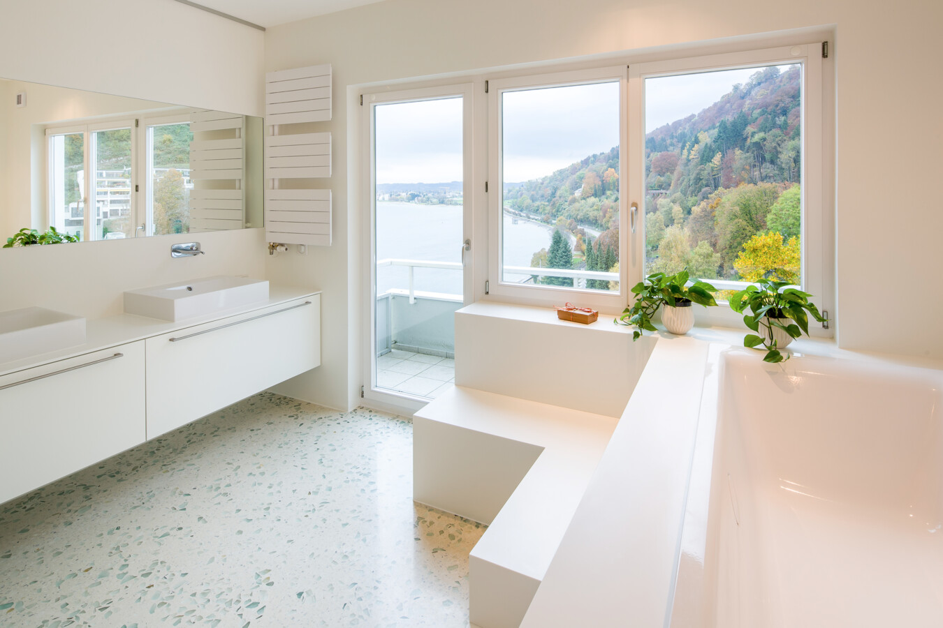 Wohnung Lochau Generalsanierung Wohnzimmer mit Couch, Kommode und Balkontür Wohnung Lochau Generalsanierung Wohnzimmer mit Couch, Kommode und Balkontür