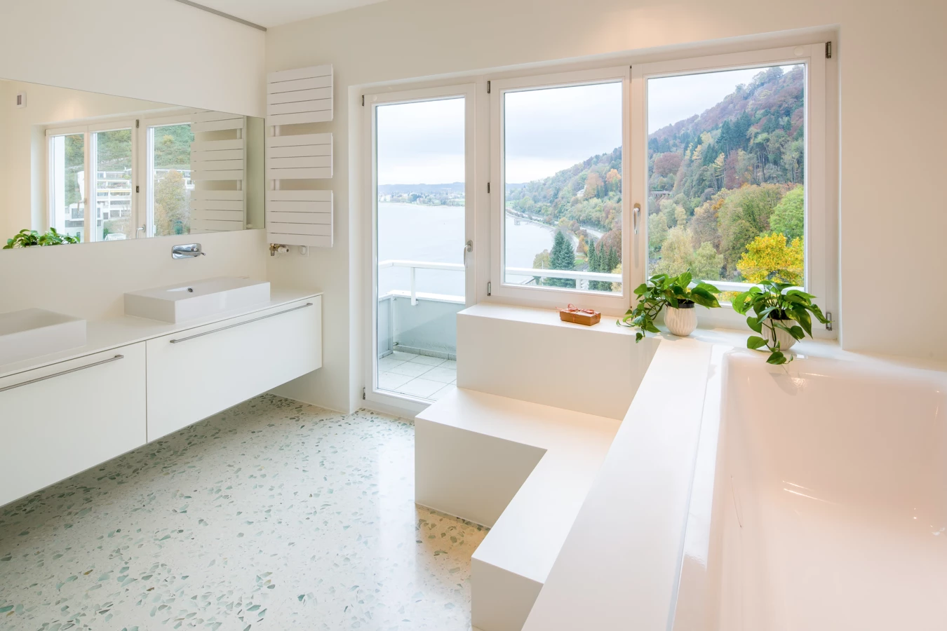 Wohnung Lochau Generalsanierung Wohnzimmer mit Couch, Kommode und Balkontür Wohnung Lochau Generalsanierung Wohnzimmer mit Couch, Kommode und Balkontür
