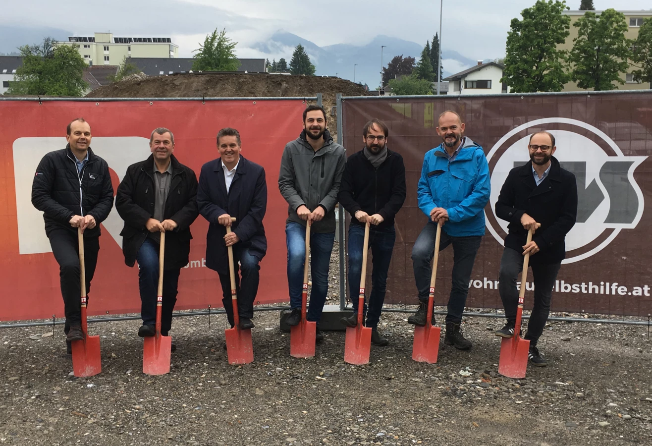 Spatenstich in Wolfurt: Vertreter von Bauherr Wohnbauselbsthilfe, Generalunternehmer Rhomberg Bau, Architekt und Gemeinde feierten den Baustart für eine neue Wohnanlage in der Lerchenstraße.