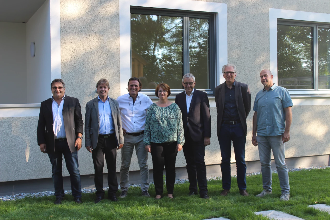 Erwarten die neuen Mieter (v. l. n. r.): Gemeinderat Erich Gisinger, Bürgermeister Fritz Maierhofer, Vizebürgermeister Gerd Hölzl (alle Gemeinde Koblach), AH Prokuristin Alexandra Schalegg, Landesstatthalter Mag. Karlheinz Rüdisser, Architekt DI Reinhard Drexel und Rhomberg Bau Projektleiter DI Bernd Raica. Erwarten die neuen Mieter (v. l. n. r.): Gemeinderat Erich Gisinger, Bürgermeister Fritz Maierhofer, Vizebürgermeister Gerd Hölzl (alle Gemeinde Koblach), AH Prokuristin Alexandra Schalegg, Landesstatthalter Mag. Karlheinz Rüdisser, Architekt DI Reinhard Drexel und Rhomberg Bau Projektleiter DI Bernd Raica.