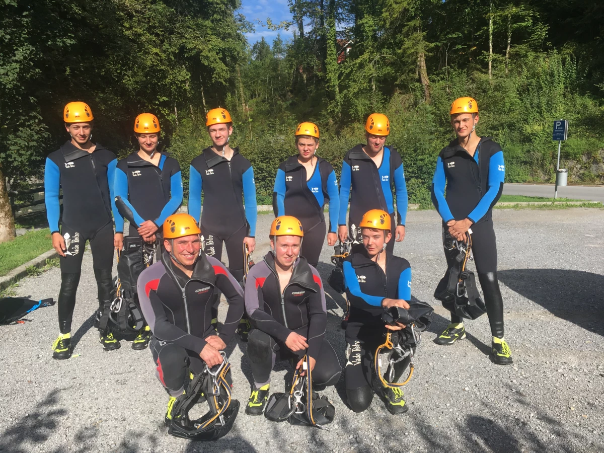 Bild von Lehrlingen 2019 in Rafting-Ausrüstung