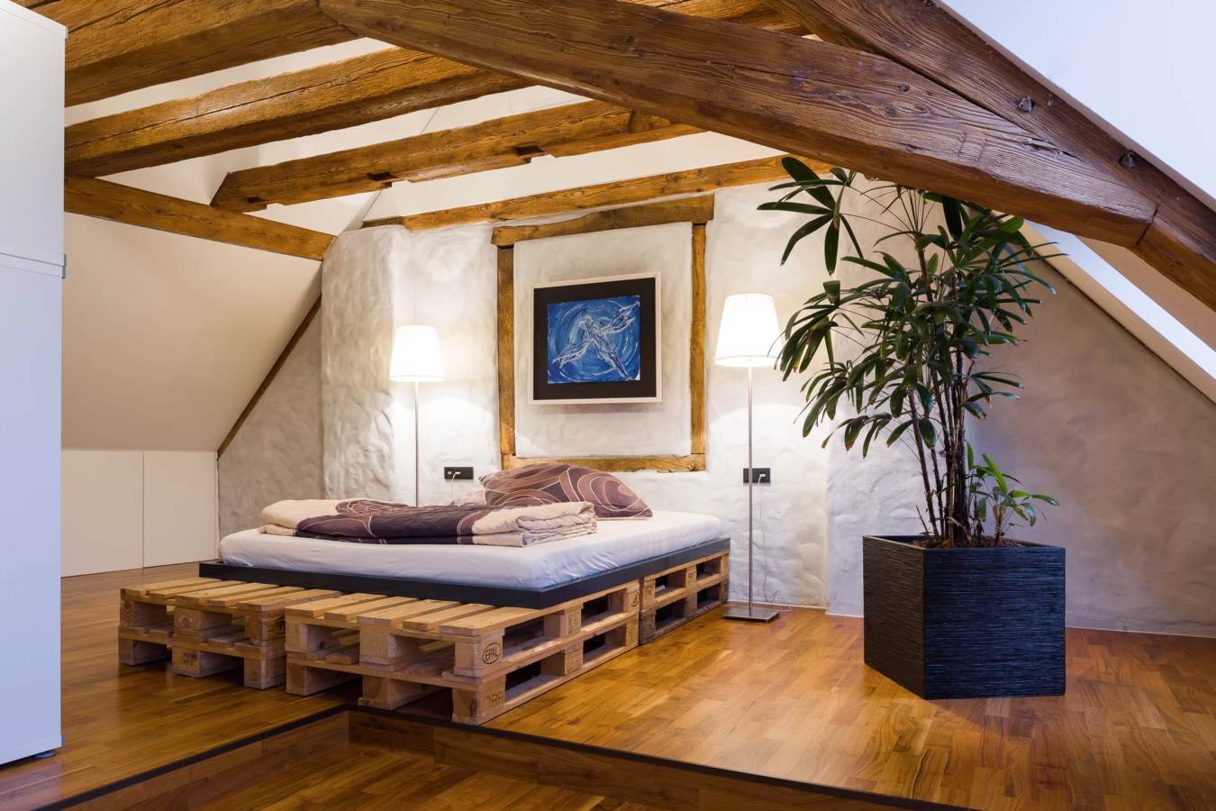 Bett unter Dachboden mit Dachschräge Bett unter Dachboden mit Dachschräge