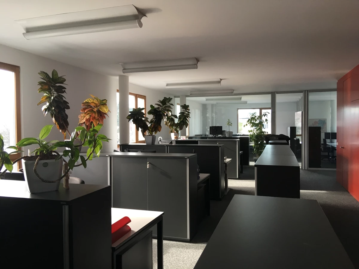 Rhomberg's Fabrik Büro mit Schreibtisch, PC und Fenster 12